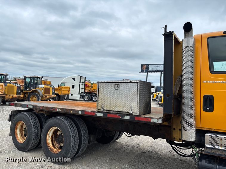 image for item FC5820 2006 International 7400 flatbed truck