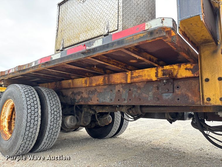 image for item FC5820 2006 International 7400 flatbed truck