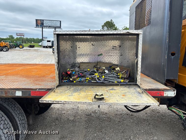 image for item FC5820 2006 International 7400 flatbed truck