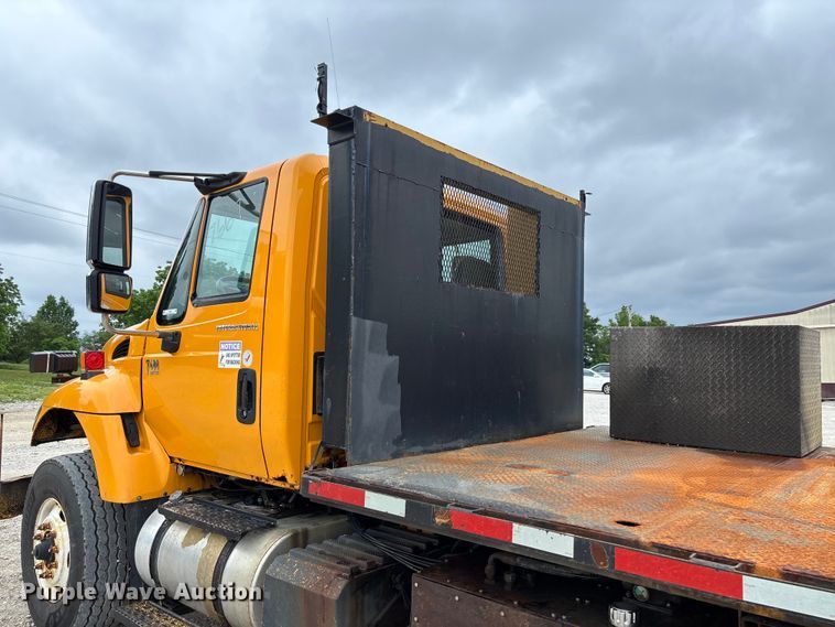 image for item FC5820 2006 International 7400 flatbed truck