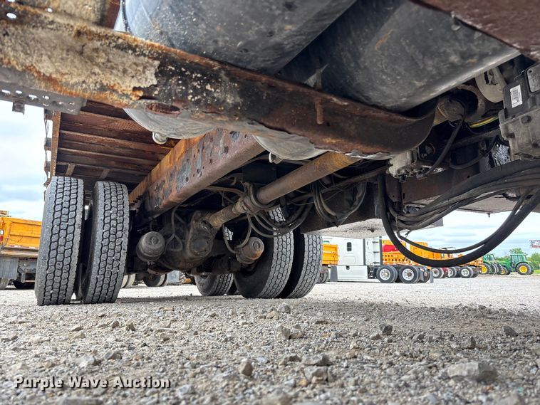 image for item FC5820 2006 International 7400 flatbed truck