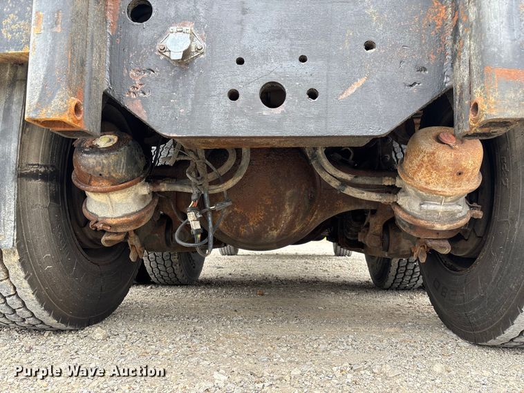 image for item FC5820 2006 International 7400 flatbed truck