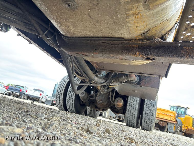 image for item FC5820 2006 International 7400 flatbed truck