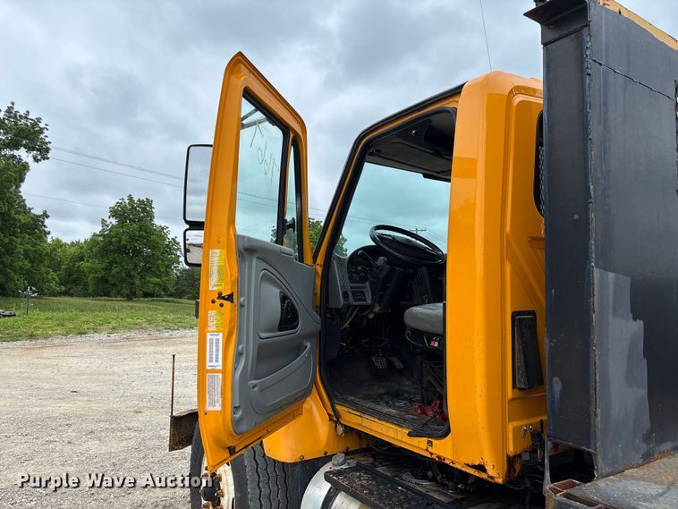image for item FC5820 2006 International 7400 flatbed truck