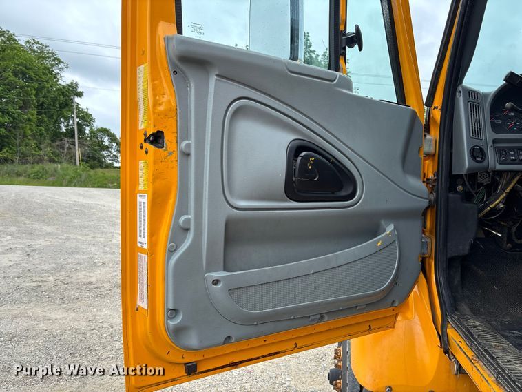 image for item FC5820 2006 International 7400 flatbed truck