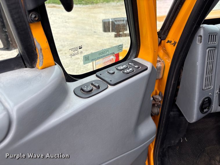 image for item FC5820 2006 International 7400 flatbed truck