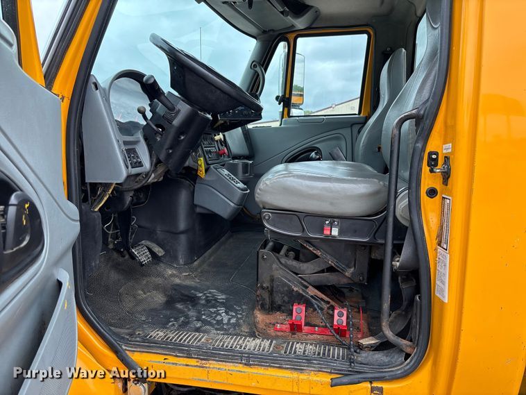 image for item FC5820 2006 International 7400 flatbed truck