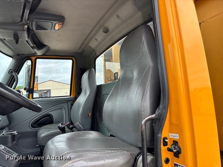 image for item FC5820 2006 International 7400 flatbed truck