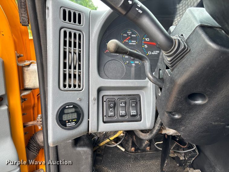 image for item FC5820 2006 International 7400 flatbed truck