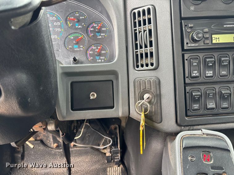 image for item FC5820 2006 International 7400 flatbed truck