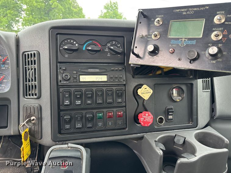 image for item FC5820 2006 International 7400 flatbed truck