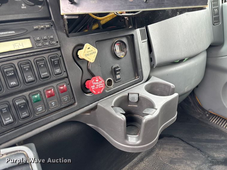 image for item FC5820 2006 International 7400 flatbed truck