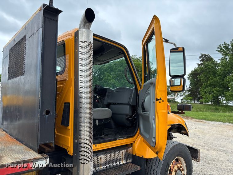 image for item FC5820 2006 International 7400 flatbed truck