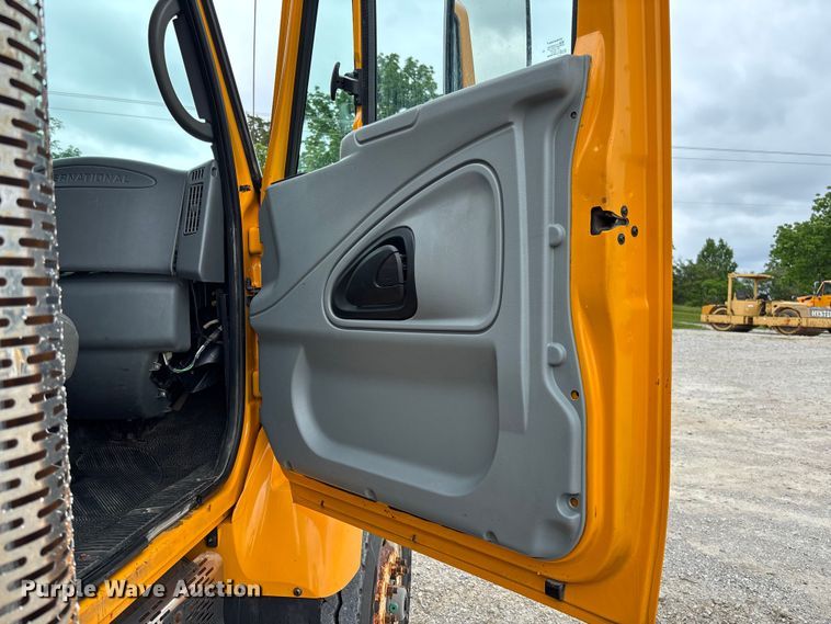 image for item FC5820 2006 International 7400 flatbed truck