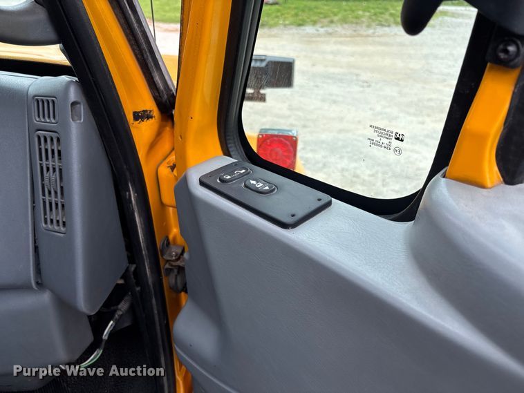 image for item FC5820 2006 International 7400 flatbed truck