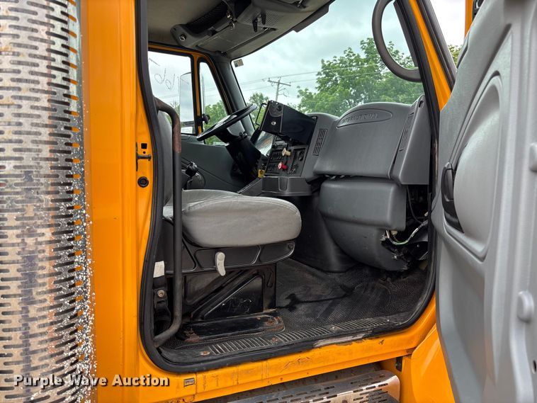image for item FC5820 2006 International 7400 flatbed truck