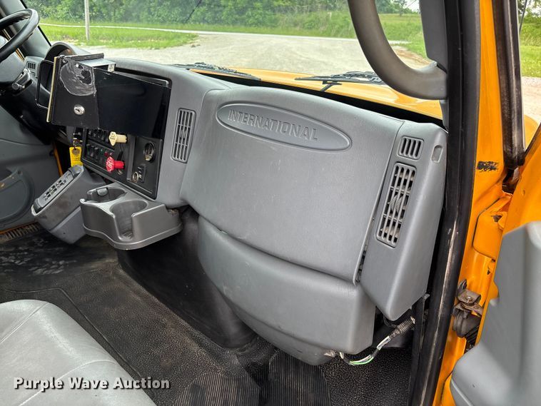 image for item FC5820 2006 International 7400 flatbed truck