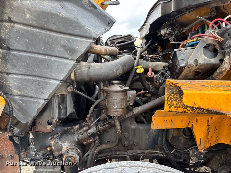 image for item FC5820 2006 International 7400 flatbed truck
