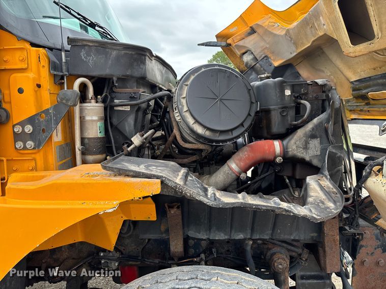 image for item FC5820 2006 International 7400 flatbed truck