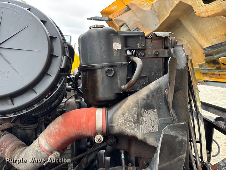 image for item FC5820 2006 International 7400 flatbed truck