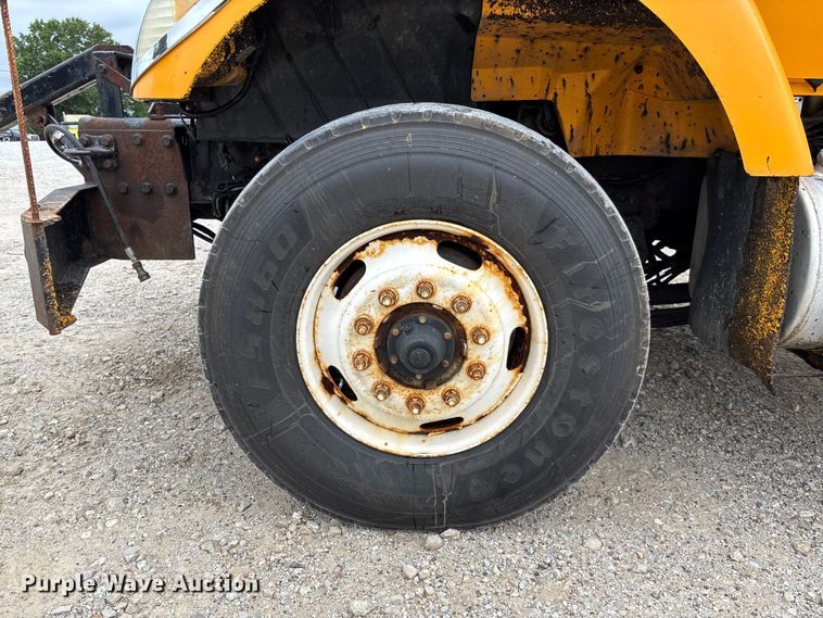 image for item FC5820 2006 International 7400 flatbed truck