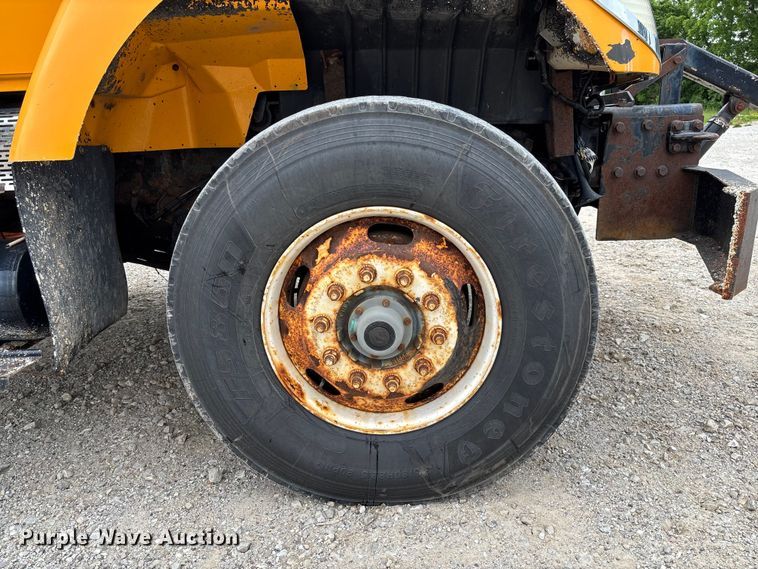 image for item FC5820 2006 International 7400 flatbed truck