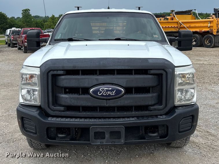 image for item FC5842 2016 Ford F250 Super Duty Crew Cab flatbed pickup truck