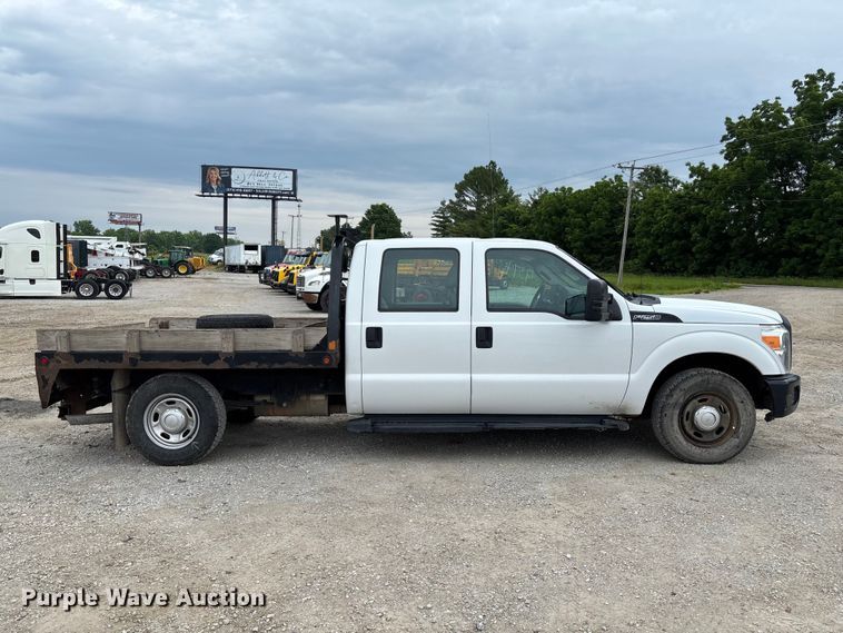 image for item FC5842 2016 Ford F250 Super Duty Crew Cab flatbed pickup truck
