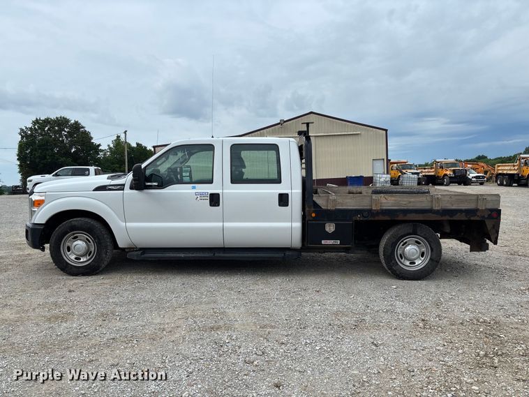 image for item FC5842 2016 Ford F250 Super Duty Crew Cab flatbed pickup truck