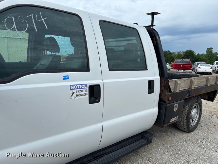 image for item FC5842 2016 Ford F250 Super Duty Crew Cab flatbed pickup truck