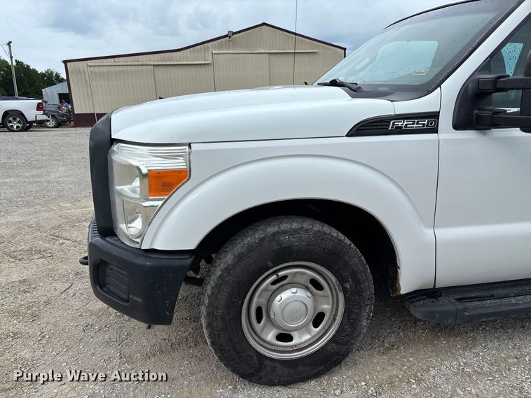 image for item FC5842 2016 Ford F250 Super Duty Crew Cab flatbed pickup truck