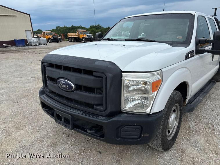 image for item FC5842 2016 Ford F250 Super Duty Crew Cab flatbed pickup truck