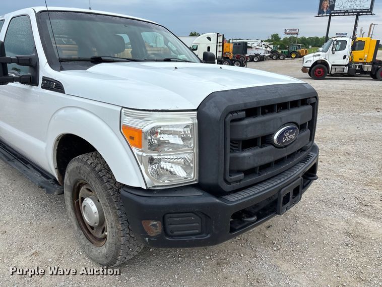 image for item FC5842 2016 Ford F250 Super Duty Crew Cab flatbed pickup truck
