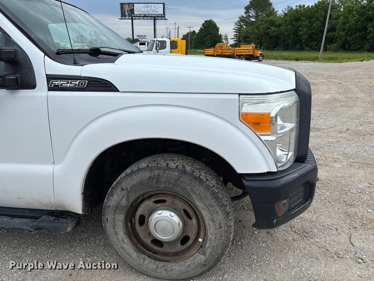 image for item FC5842 2016 Ford F250 Super Duty Crew Cab flatbed pickup truck