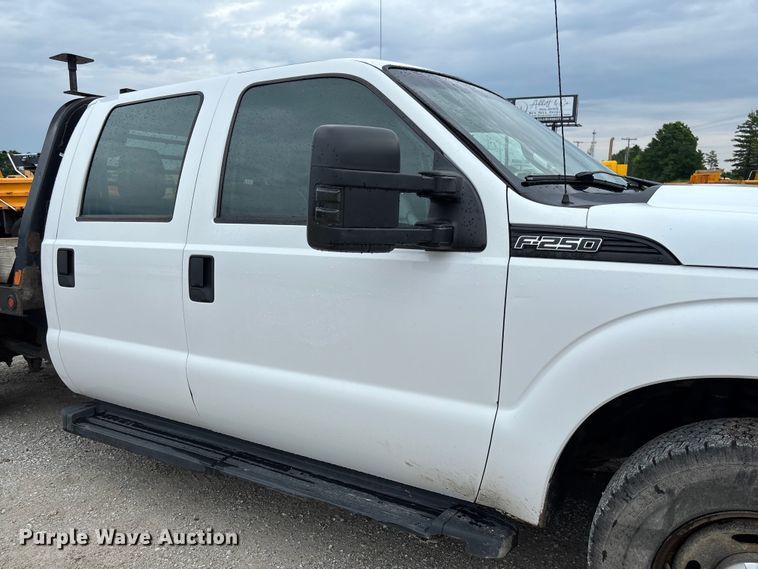 image for item FC5842 2016 Ford F250 Super Duty Crew Cab flatbed pickup truck