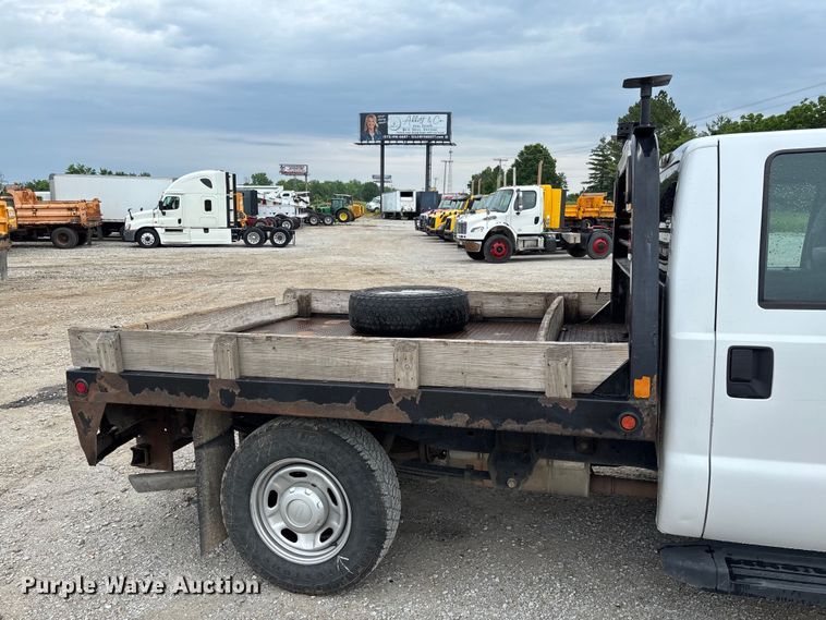 image for item FC5842 2016 Ford F250 Super Duty Crew Cab flatbed pickup truck