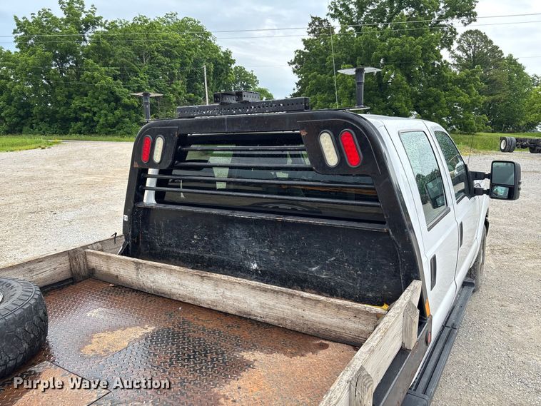 image for item FC5842 2016 Ford F250 Super Duty Crew Cab flatbed pickup truck