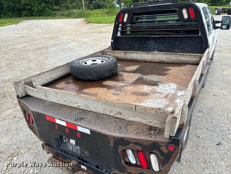 image for item FC5842 2016 Ford F250 Super Duty Crew Cab flatbed pickup truck