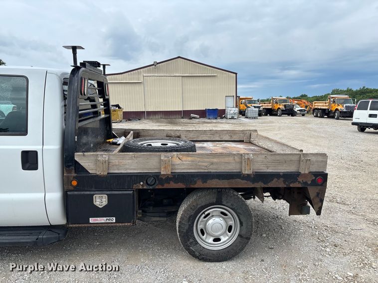 image for item FC5842 2016 Ford F250 Super Duty Crew Cab flatbed pickup truck