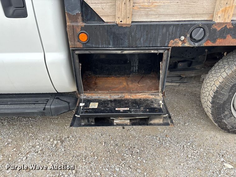 image for item FC5842 2016 Ford F250 Super Duty Crew Cab flatbed pickup truck