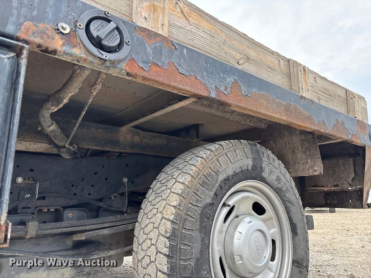 image for item FC5842 2016 Ford F250 Super Duty Crew Cab flatbed pickup truck