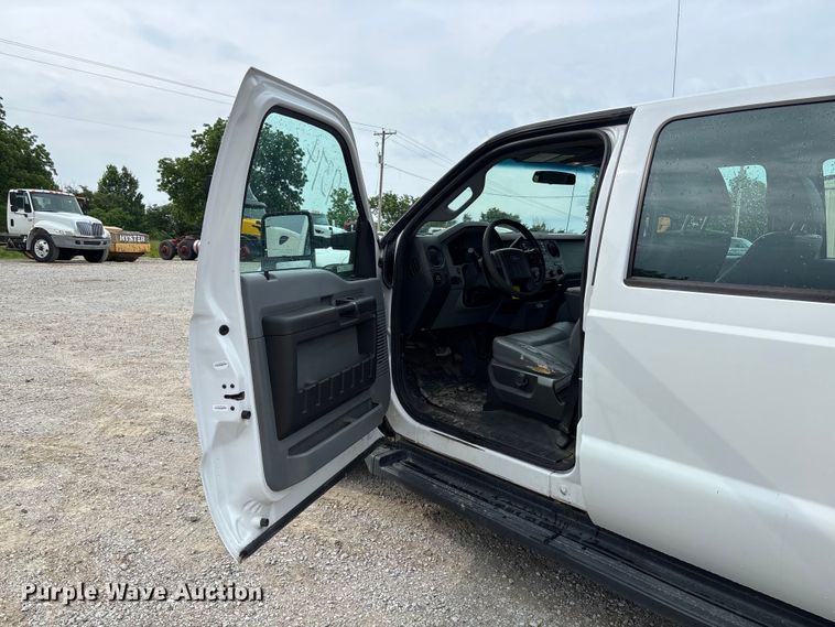 image for item FC5842 2016 Ford F250 Super Duty Crew Cab flatbed pickup truck