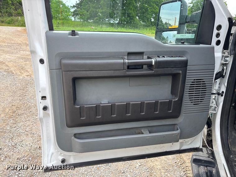 image for item FC5842 2016 Ford F250 Super Duty Crew Cab flatbed pickup truck