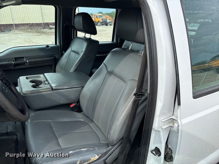 image for item FC5842 2016 Ford F250 Super Duty Crew Cab flatbed pickup truck