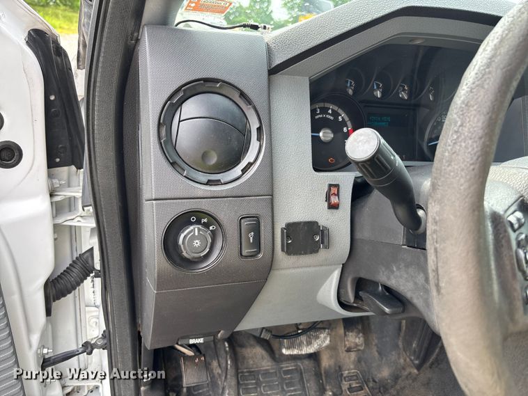 image for item FC5842 2016 Ford F250 Super Duty Crew Cab flatbed pickup truck
