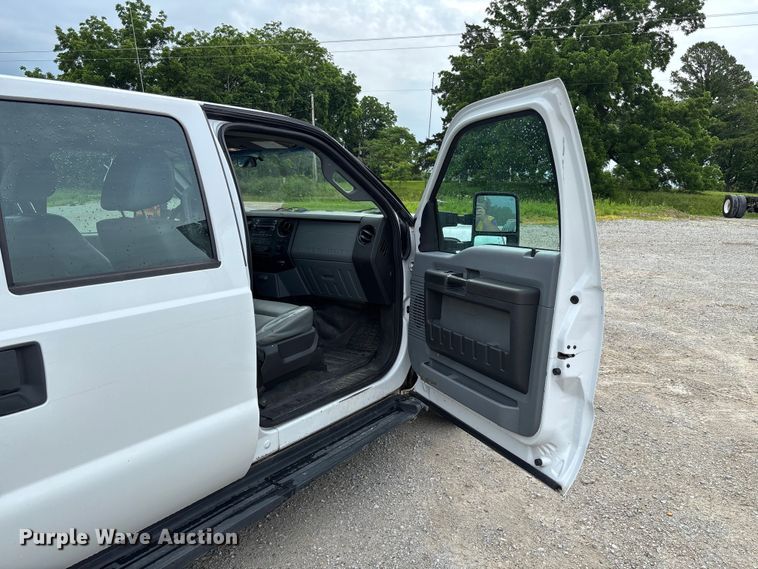 image for item FC5842 2016 Ford F250 Super Duty Crew Cab flatbed pickup truck