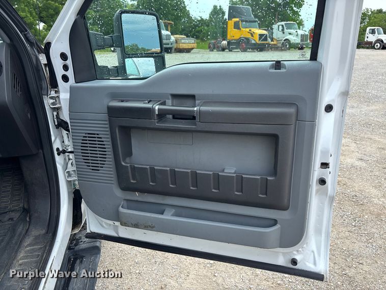 image for item FC5842 2016 Ford F250 Super Duty Crew Cab flatbed pickup truck