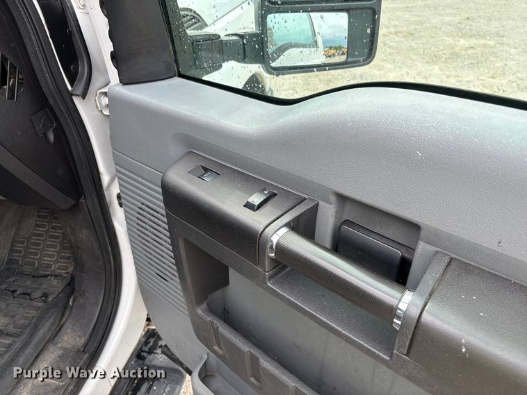 image for item FC5842 2016 Ford F250 Super Duty Crew Cab flatbed pickup truck