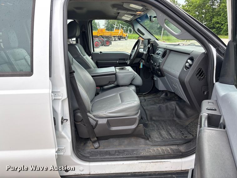 image for item FC5842 2016 Ford F250 Super Duty Crew Cab flatbed pickup truck