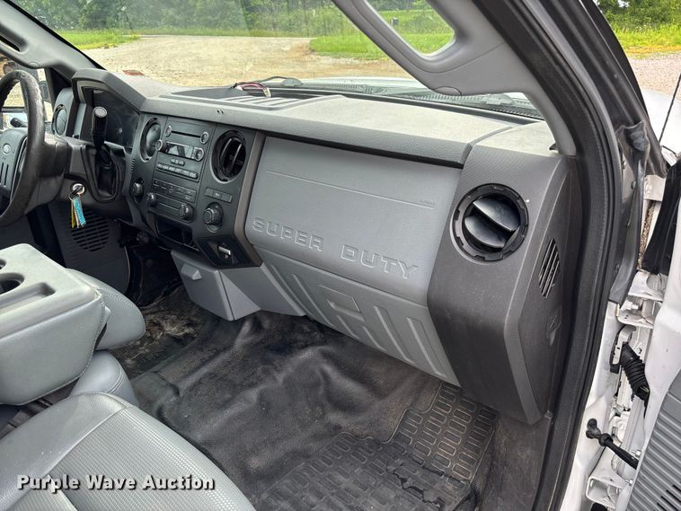 image for item FC5842 2016 Ford F250 Super Duty Crew Cab flatbed pickup truck